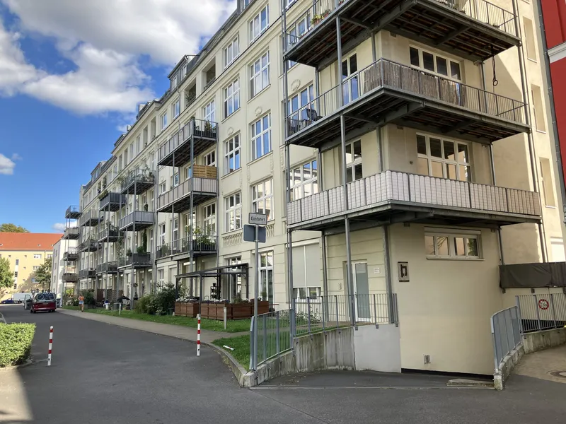 Große, moderne und sanierte 3-Zimmer-Altbauwohnung mit hohen Decken zu vermieten — photo 1